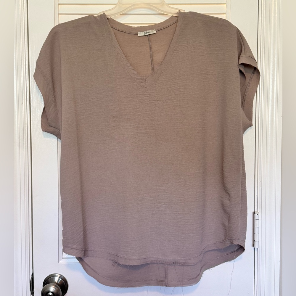 JODIFL Women's Short Sleeve V-Neck Top - Taupe